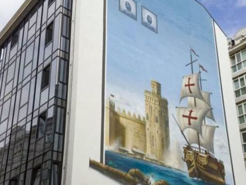 Un mural de 408 metros cuadrados recuerda en  Santander la gesta del almirante Bonifaz en  Sevilla.