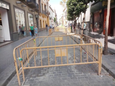 La calle Alfonso XII continua cerrada al trafico