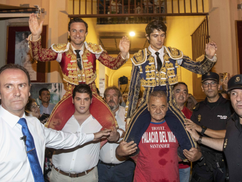 Rafaelillo y Castella salen a hombros en la primera corrida de la feria de Murcia
