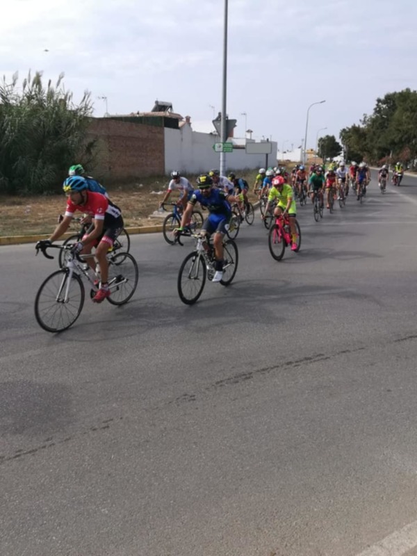 Doce triatletas locales participaron en el Desafío Doñana y casi ochenta velaron por la seguridad de su paso por la localidad en el segmento ciclista