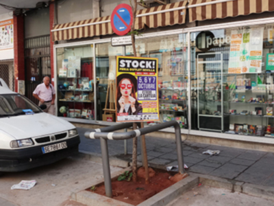 Los árboles de la ciudad son objeto de agresión a diario, por la publicidad y por utilizarse de poste de sujeción para bicicletas.