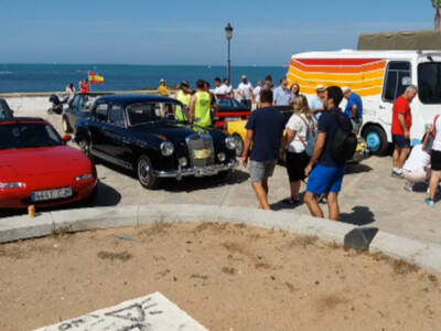 La cuarta concentración de vehículos clásicos e históricos 'Ciudad de Chipiona' reunió este fin de semana a más de una treintena de vehículos