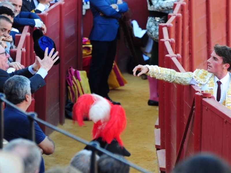 Alfonso Cadaval, el hijo de César Cadaval, de los Morancos, tomó la alternativa en la Feria de San Miguel en la Maestranza