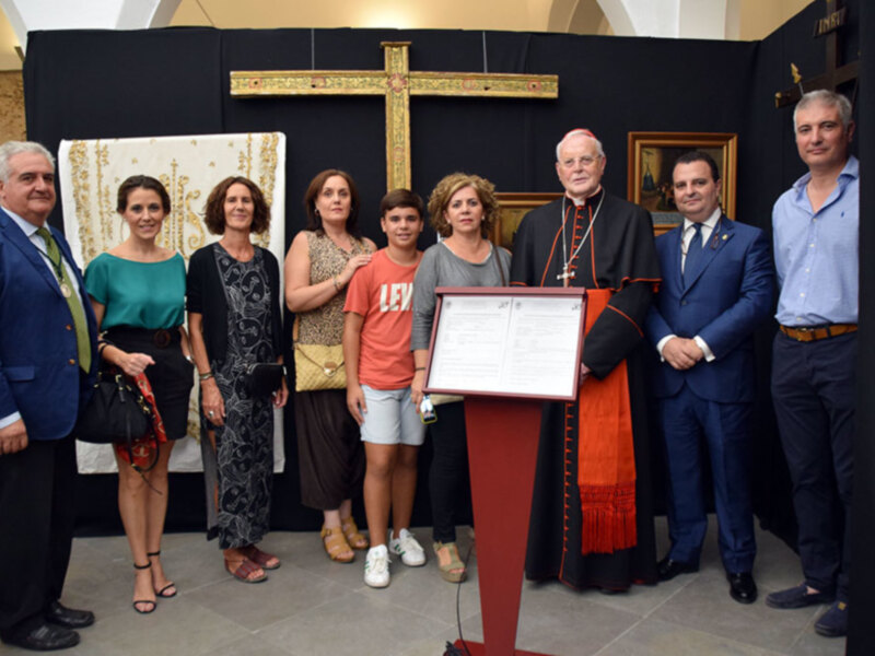 El  Cardenal Amigo Vallejo inauguró la exposición “Iuxta Crucen” en la Hermandad de la Vera-cruz de Sevilla.