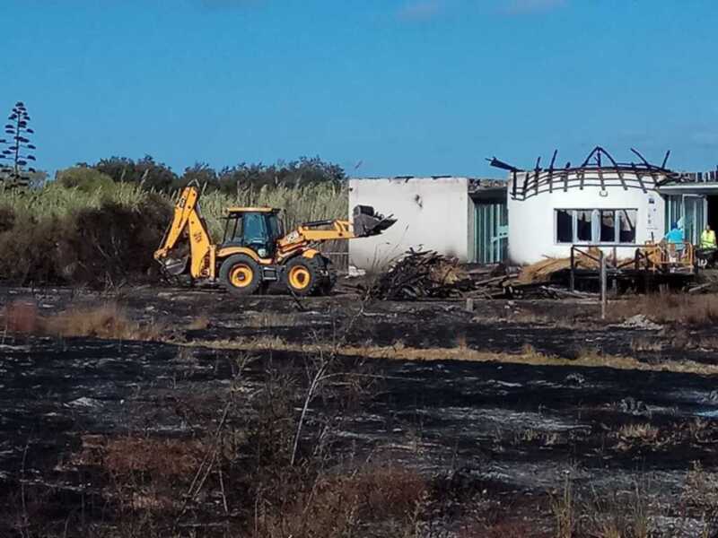 Realizadas labores de aseguramiento y limpieza en un Centro El Camaleón en el que se ha salvado la zona más alejada de la playa