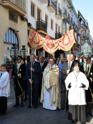 El Rvdo. Marcelino Manzano Vílchez portó el Lignum Crucis en la procesión de Traslado
