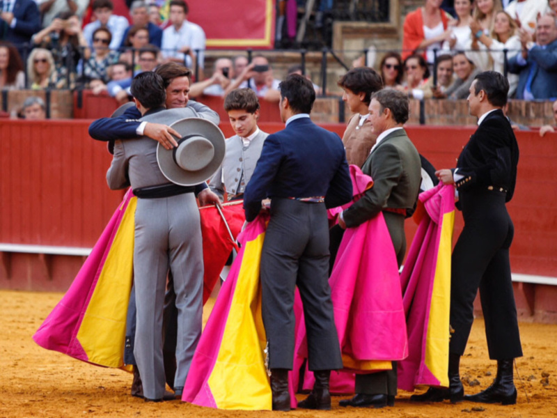 Dávila Miura corta dos orejas y Manzanares y Roca Rey, una en el Festival de Sevilla