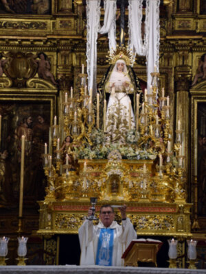 Durante el día del triduo extraordinario la Virgen de la Soledad estuvo entronizada como altar en el paso procesional de la Semana Mayor.