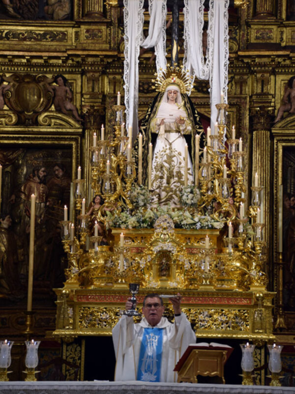 Durante el día del triduo extraordinario la Virgen de la Soledad estuvo entronizada como altar en el paso procesional de la Semana Mayor.