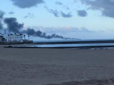 Rescatados los cuatro tripulantes de una embarcación incendiada frente a la costa chipionera