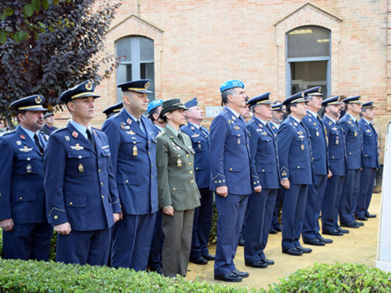 Los militares del Ejército del Aire honran a sus difuntos.