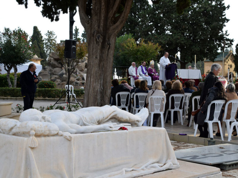 El Día de los Difuntos volvió a congregar a numerosos sevillanos en el cementerio de San Fernando