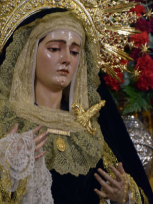 Comenzó el mes de los difuntos y la Virgen de las Angustias Ilipense se vistió de luto.