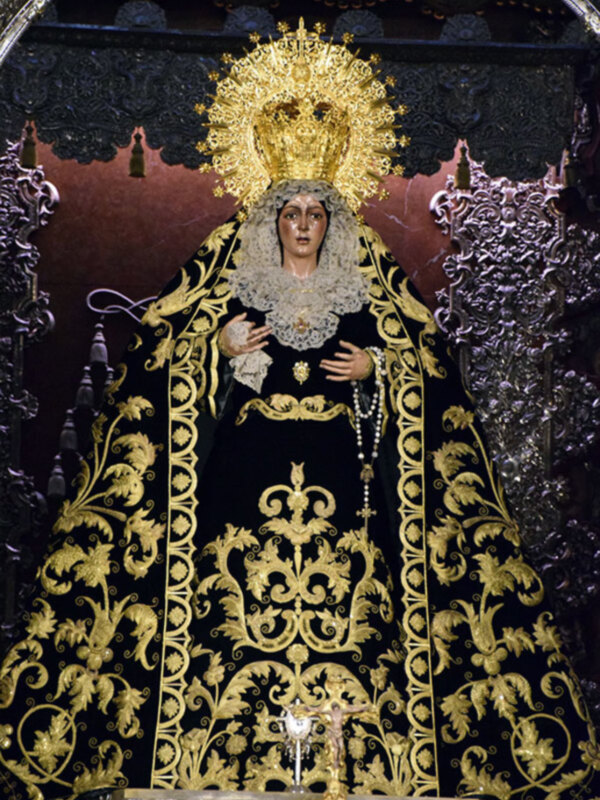 Como cada año las imágenes sevillanas se visten de luto por la fiesta de Todos los Difuntos.