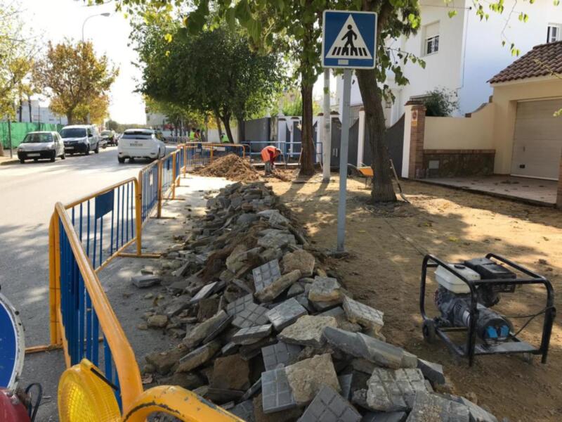 El Ayuntamiento acomete la rehabilitación del acerado de un tramo de la carretera de Rota dentro del PROFEA 2018-Garantía de Renta