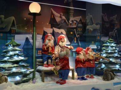 Las luces de Navidad encienden los barrios de Sevilla.