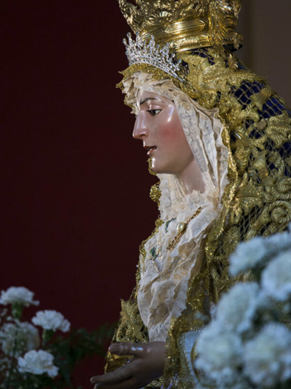 La corporación del Miércoles Santo Ilipense celebro el Solemne Besamanos de su titular mariana.