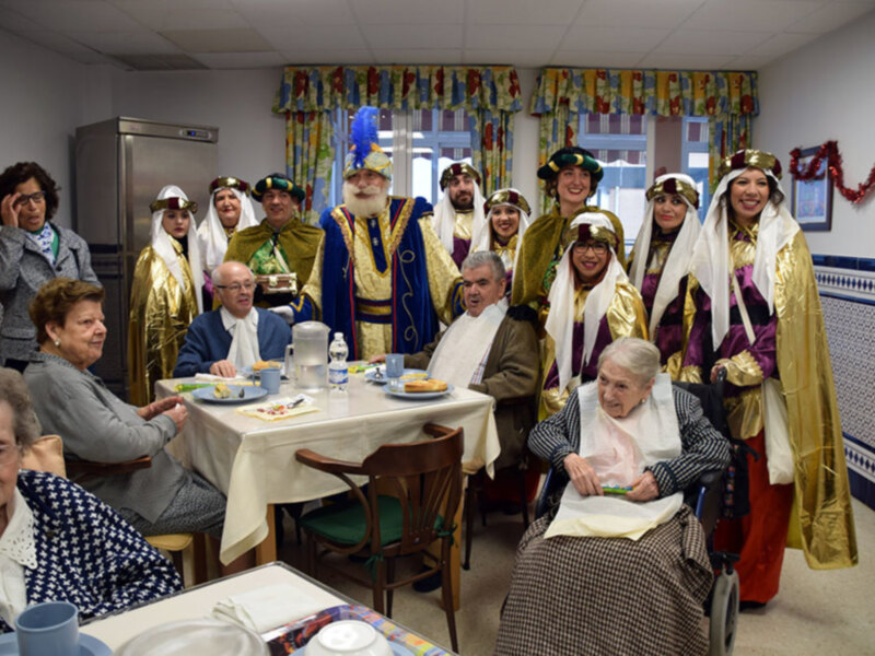 Las Hermandades del Viernes de Dolores y Sábado de Pasión, visitaron el comedor social del Pumarejo, para hacer entregar de los alimentos