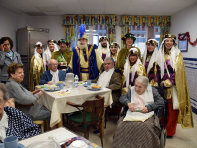 Las Hermandades del Viernes de Dolores y Sábado de Pasión, visitaron el comedor social del Pumarejo, para hacer entregar de los alimentos