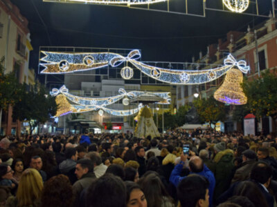 La Virgen del Rocío camino por Sevilla con aire marismeño.