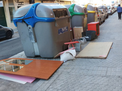 La retirada de muebles y enseres en Sevilla y el 010