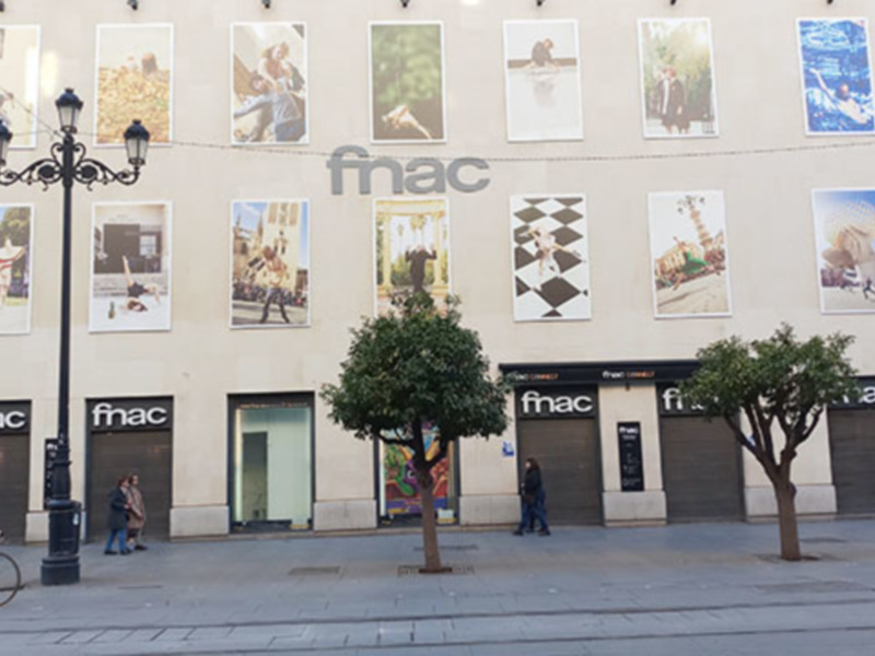 Posiblemente esta imagen será la última “fachada cultural” de la FNAC en la avenida de la Constitución en Sevilla.