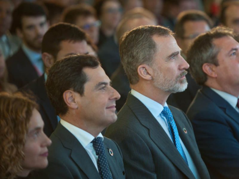 El Rey y el alcalde de Sevilla ofician el inicio de la conmemoración de la primera vuelta al mundo desde el II Foro de Gobiernos Locales