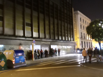 La plaza de la Magdadalena de Sevilla no tiene la iluminación suficiente que permita la circulación segura de peatones y vehículoó