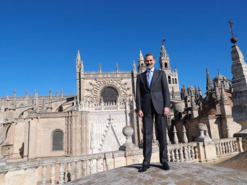 El Rey en Sevilla celebra por adelantado su cumpleaños y recibe un baño de aplausos y apoyos.