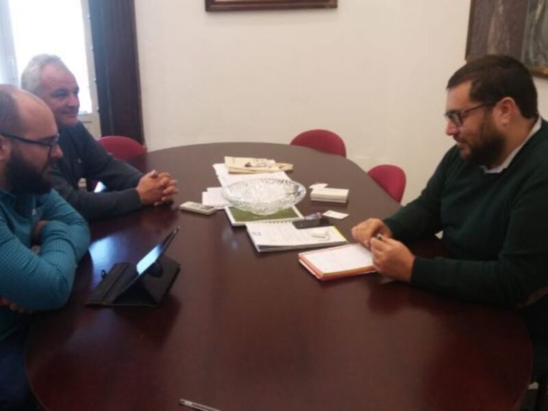 Rafael Pastorino anuncia el compromiso de la Diputación de apoyar la financiación de la sustitución del césped artificial del campo de fútbol