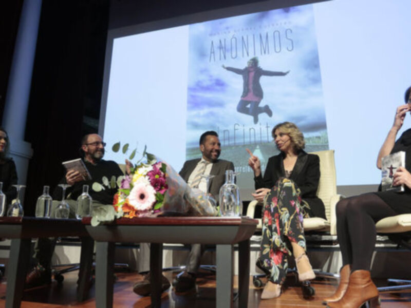 Cronica de Francisco Correal en Diario de Sevilla sobre el exito de  la presentacion del libro de Marina Bernal Anonimos Infinitos