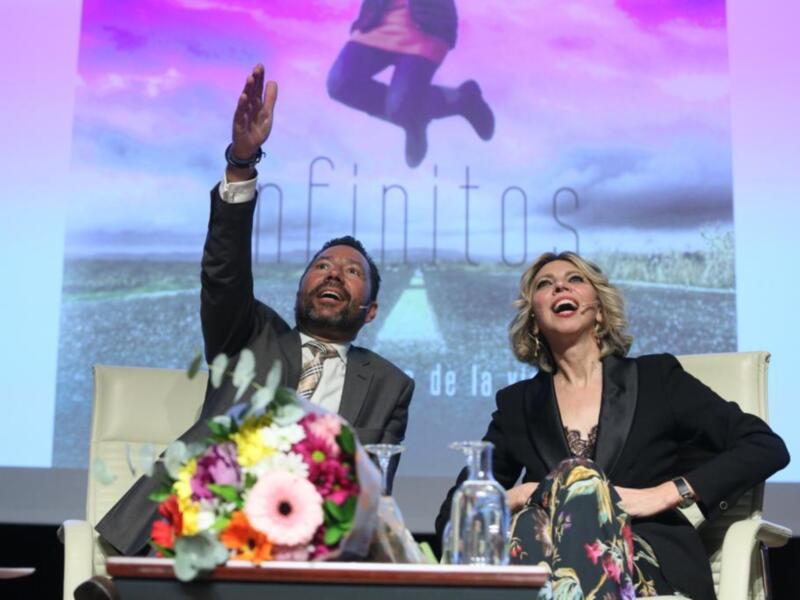 Emotiva presentación del libro ‘Anónimos infinitos’, de Marina Bernal, con lleno absoluto de mas de 300 personas en Sevilla