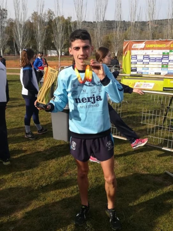 El atleta chipionero Fran Caraballo se proclama campeón equipos y bronce individual en el andaluz de cross largo