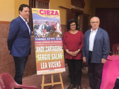 Una rematada corrida de rejones abre la temporada en Cieza
