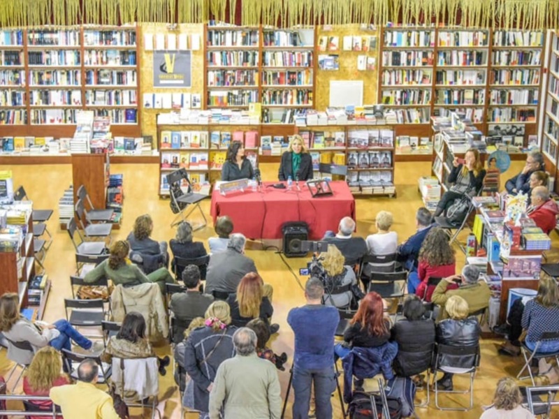 Video de la presentacion de Marina Bernal que llenó la librería Verbo con sus Anónimos Infinitos