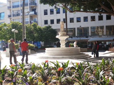 El Ayuntamiento de Sevilla recupera para la ciudad la fuente del mercado de abastos de la plaza de la Encarnación.