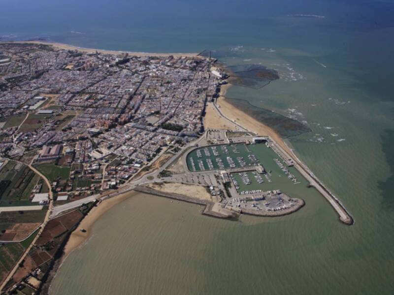 IU solicita un campo de boyas para embarcaciones en el exterior del puerto deportivo