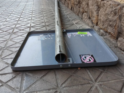 Las señales caídas y abandonadas un riesgo de seguridad para los ciudadanos de Sevilla.