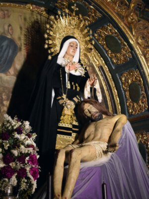 Unas fotos inéditas del altar provisional de la Hermandad de la Soledad de Alcalá del Río.