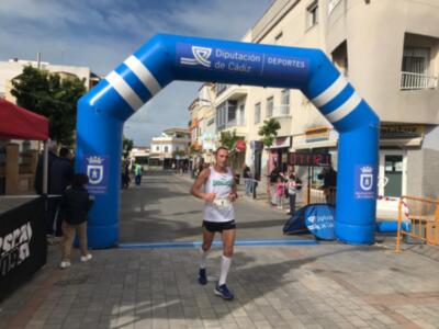 Manuel Bejarano y Amalia Salas se imponen en una Media Maratón Costa de la Luz donde los atletas roteños coparon el podio absoluto