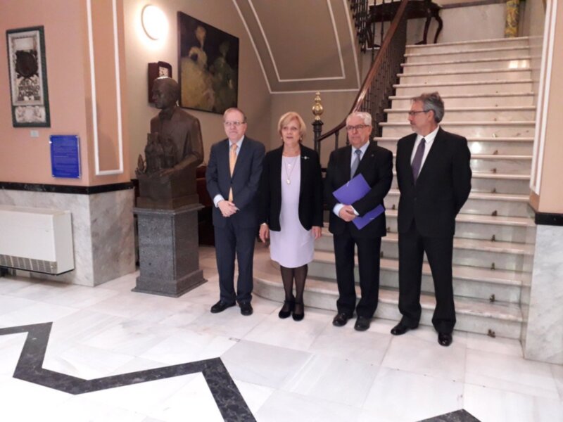El Presidente del Ateneo, Alberto Máximo Pérez Calero, ha presidido el acto junto al pregonero Emilio Gómez Piñol; el presentador Ricardo Navarrete Fr