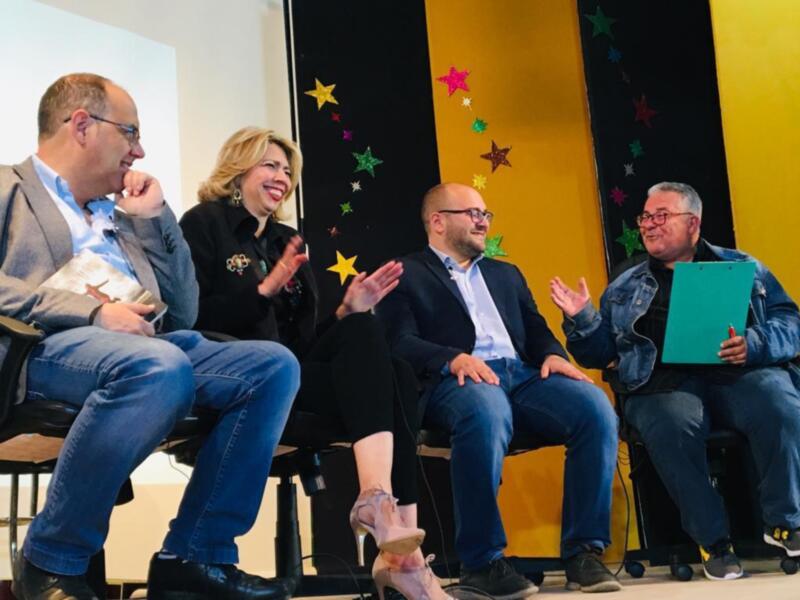 La presentación del libro Anónimos Infinitos de Marina Bernal hizo que se viviera en Chipiona una noche de emociones y sorpresas