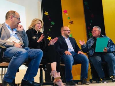 La presentación del libro Anónimos Infinitos de Marina Bernal hizo que se viviera en Chipiona una noche de emociones y sorpresas