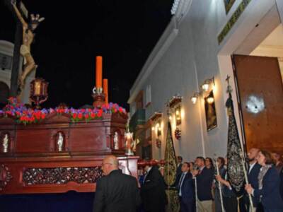 Los crujidos del paso del Cristo del Buen Fin marcaba el silencio del Marte Santo en Alcalá del Río.