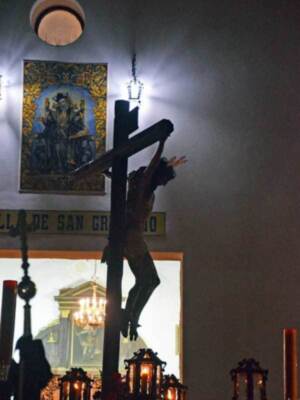 Incienso y silencio en una noche esplendida en Alcalá del Río.