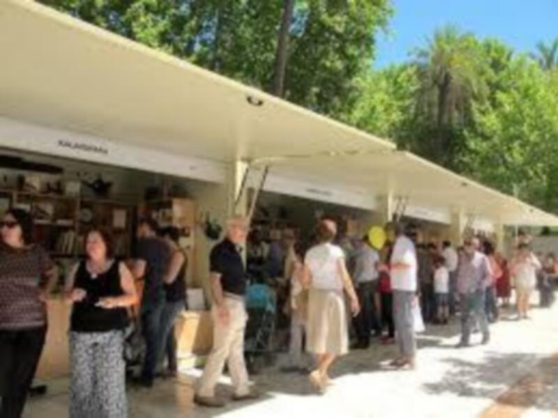 Marina Bernal presentará  "Anónimos Infinitos" en la Carpa central de la feria del libro de Sevilla el viernes 31 de mayo a las 6 de la tarde