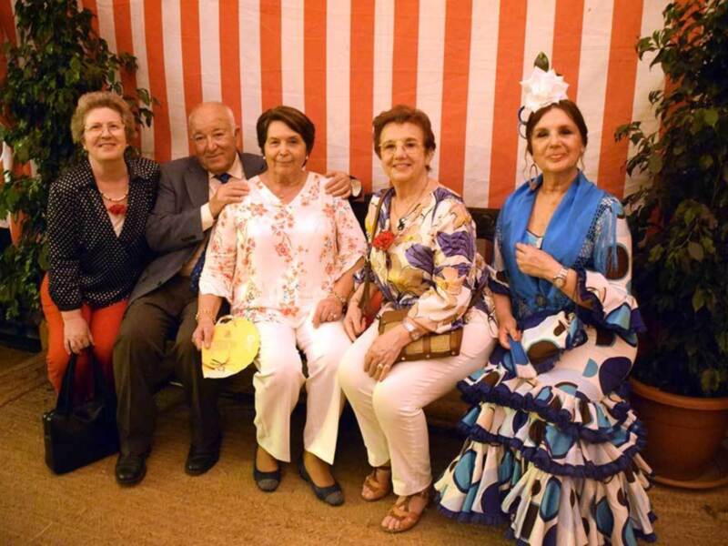 Los componentes de la compañía de actores aficionados Ofelia Nieto disfrutando de la feria de Sevilla.