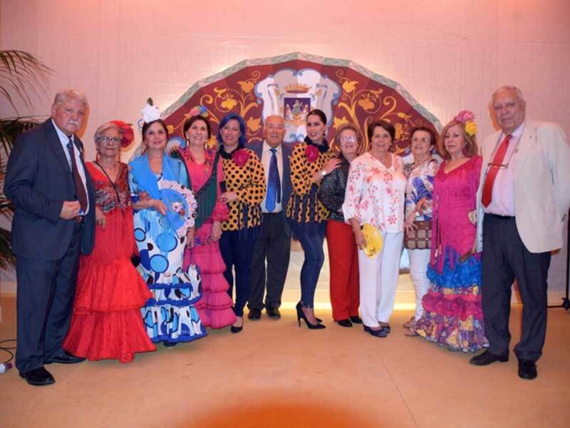 El grupo de la compañía de teatro de aficionado Ofelia Nieto disfrutando de la Feria de Sevilla.