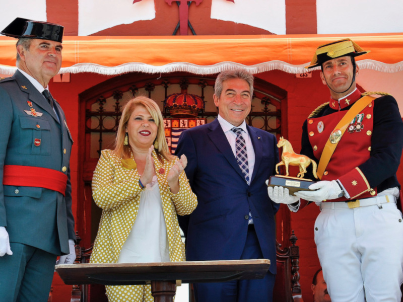 Fernández reconoce la labor del Escuadrón de Caballería de la Guardia Civil en la protección de zonas rurales y del medio ambiente