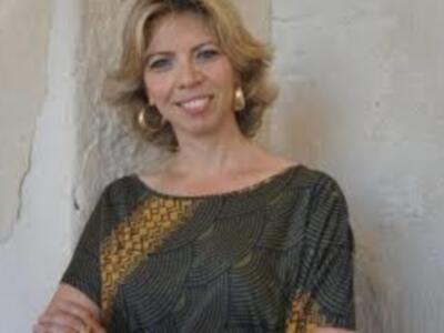 Clara Guzmán Esteban presenta en la Casa de Ceuta de Sevilla  'Anónimos Infinitos' de Marina Bernal